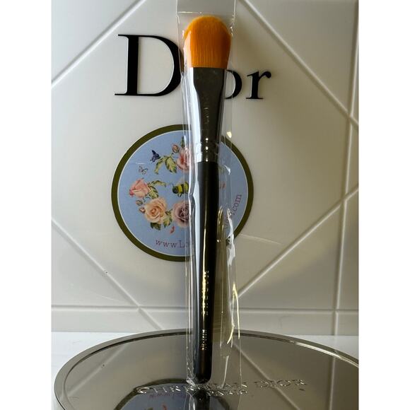 Morphe M707 - 3/4 Oval Foundation Brush - NEW - Picture 1 of 3